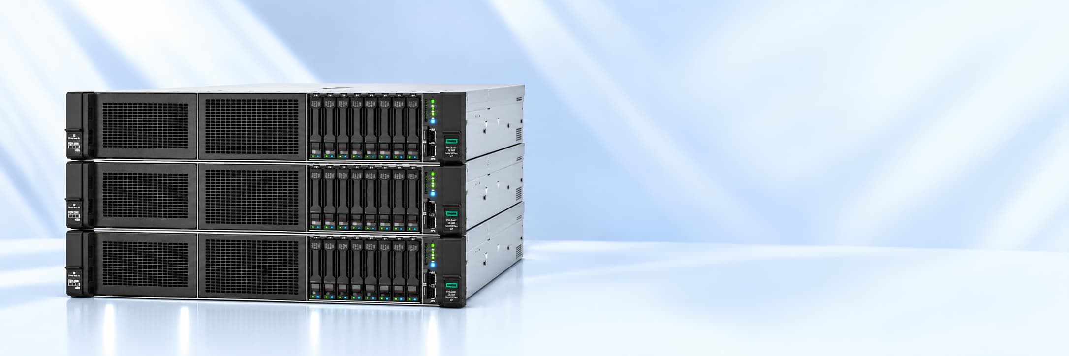 سه سرور رکمونت HPE روی هم، در فضایی روشن و آبیرنگ